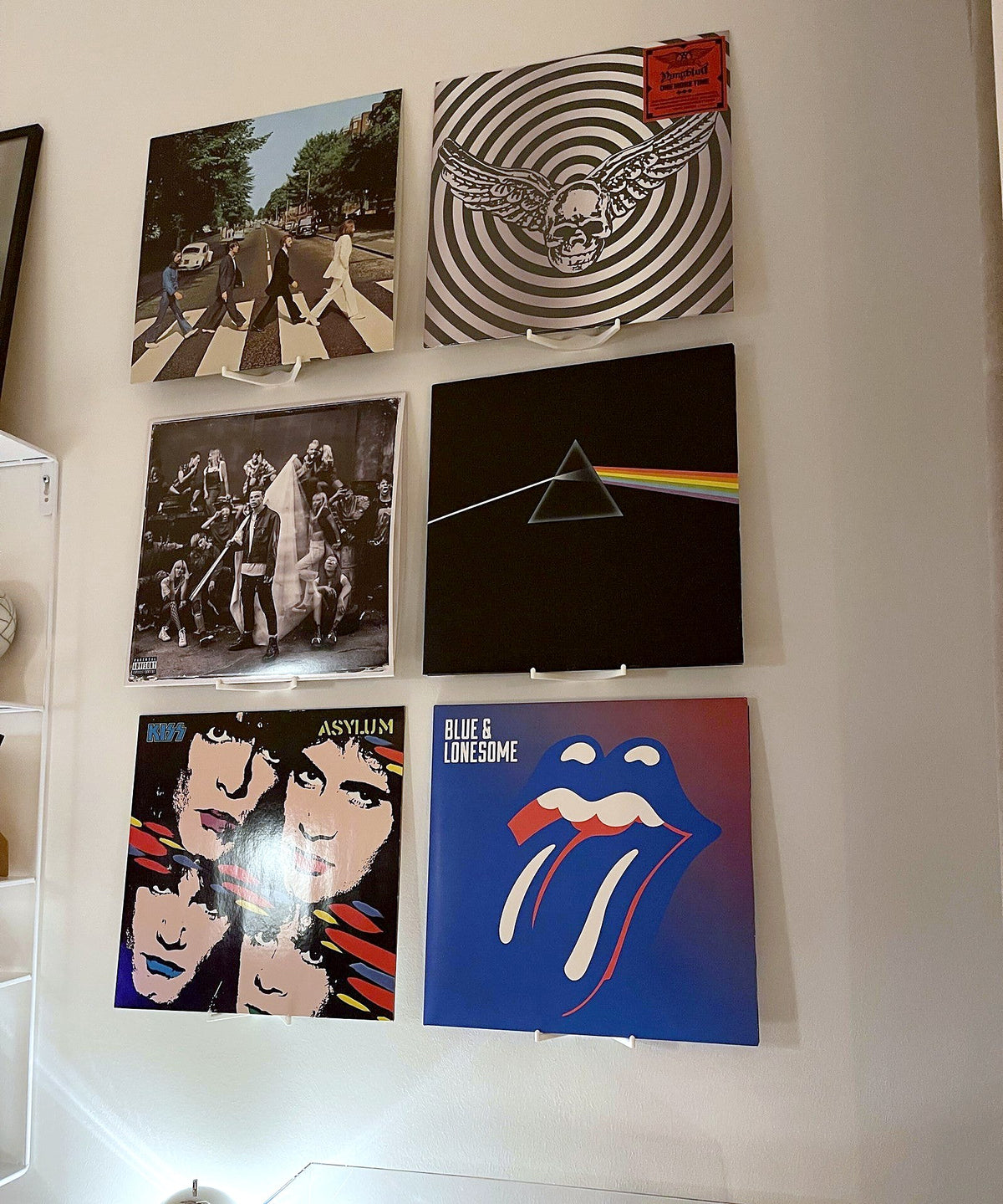 Kundbild: vinylvägg med Vinylhållaren ovanför skivspelaren