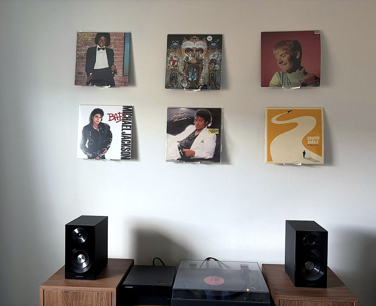 Kundbild: sex vinylskivor ovanför skivspelare och högtalare