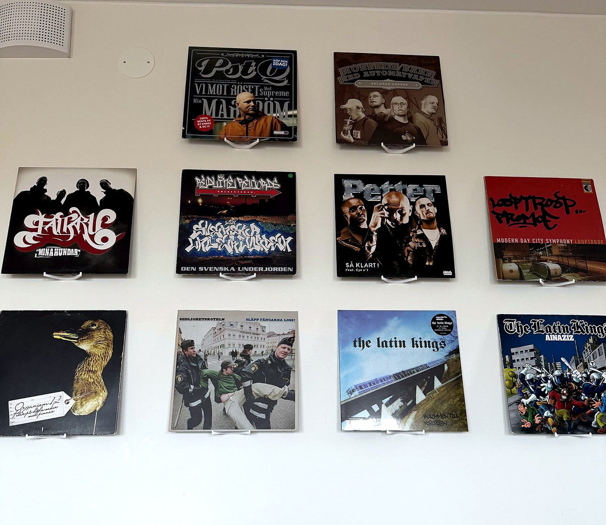 Kundbild: tolv vinylskivor på väggen med Vinylhållaren