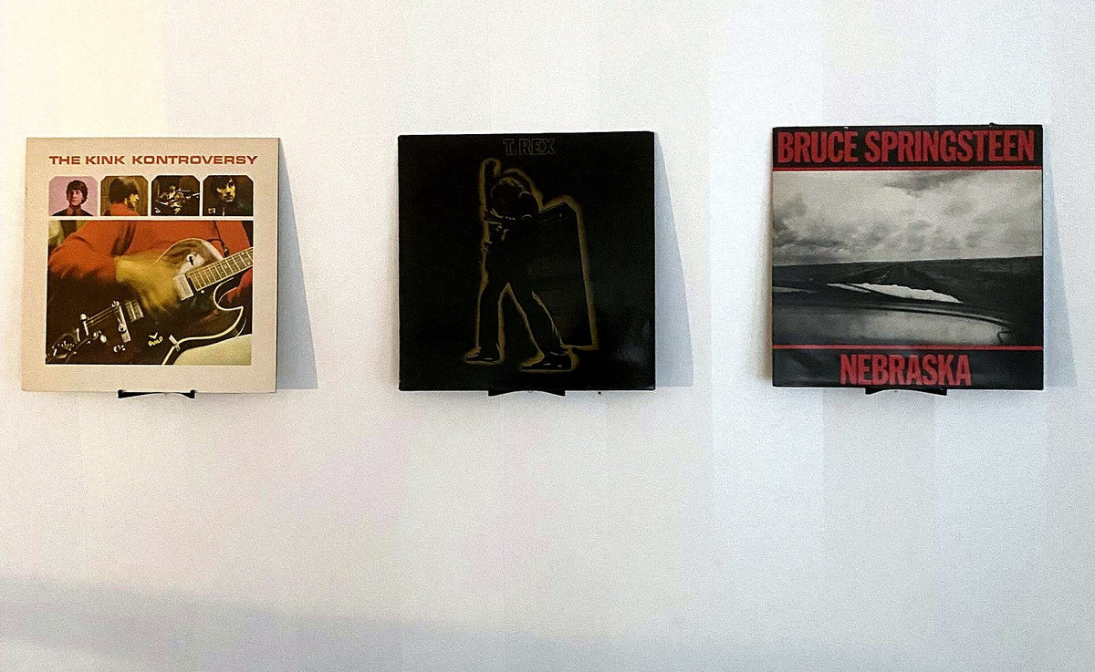 Kundbild: tre vinylskivor på rad med Vinylhållaren