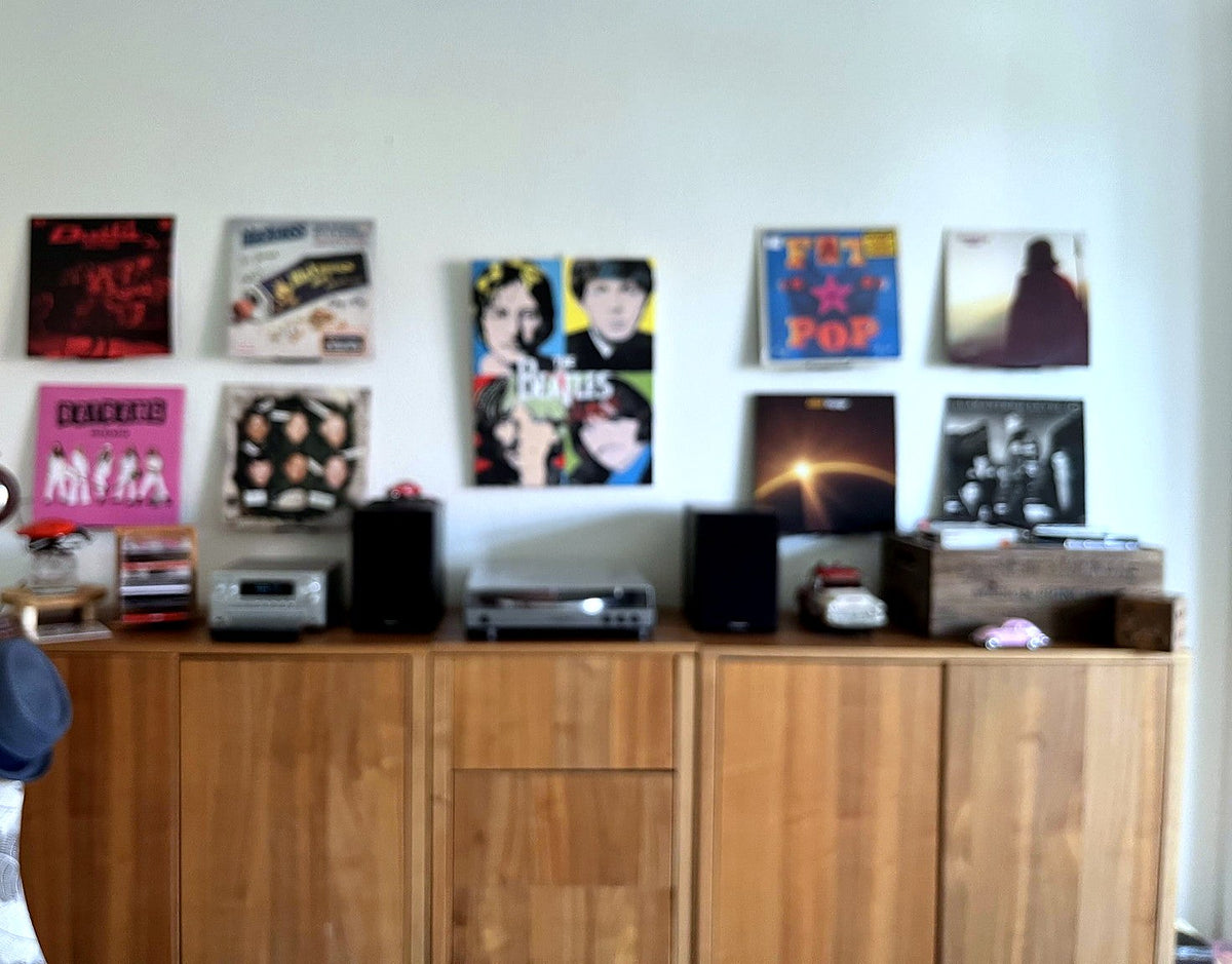 Kundbild: vinylvägg ovanför en sideboard med skivspelare